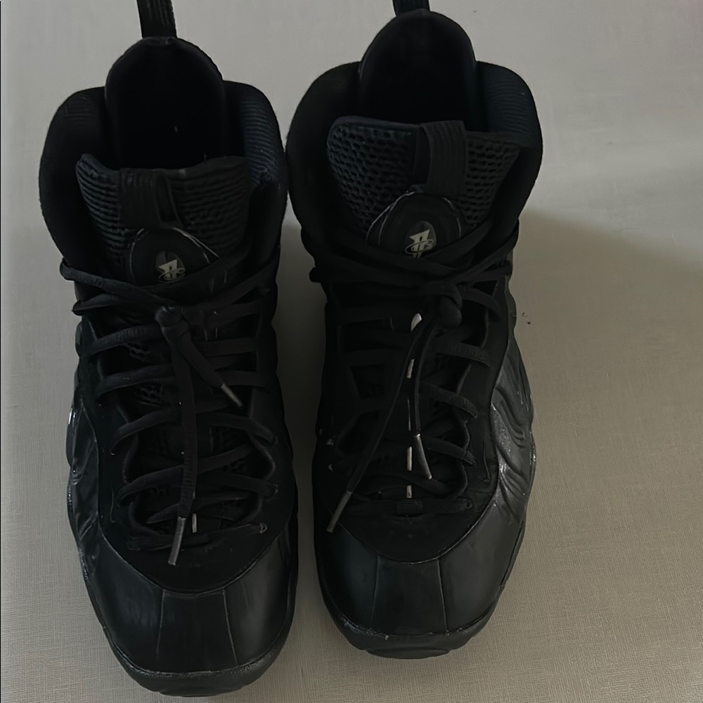 Sleek Black Athletic Shoes with Performance Mesh FoamPosites